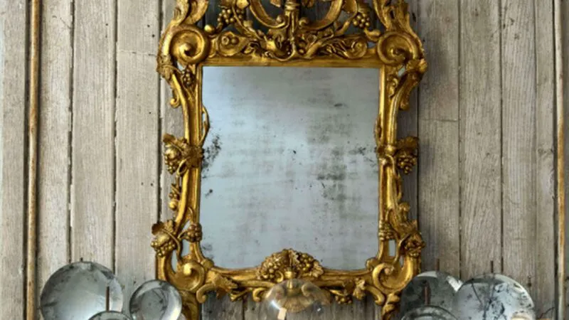 Ce faci, Ioane? M-am angajat la o fabrică de oglinzi. Ce face bărbatul la locul de muncă