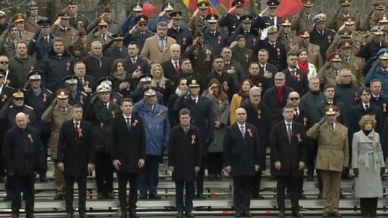 Mersul rușinii la parada de 1 Decembrie. Vlad Voiculescu a privit în ochi militarii pe care i-a umilit