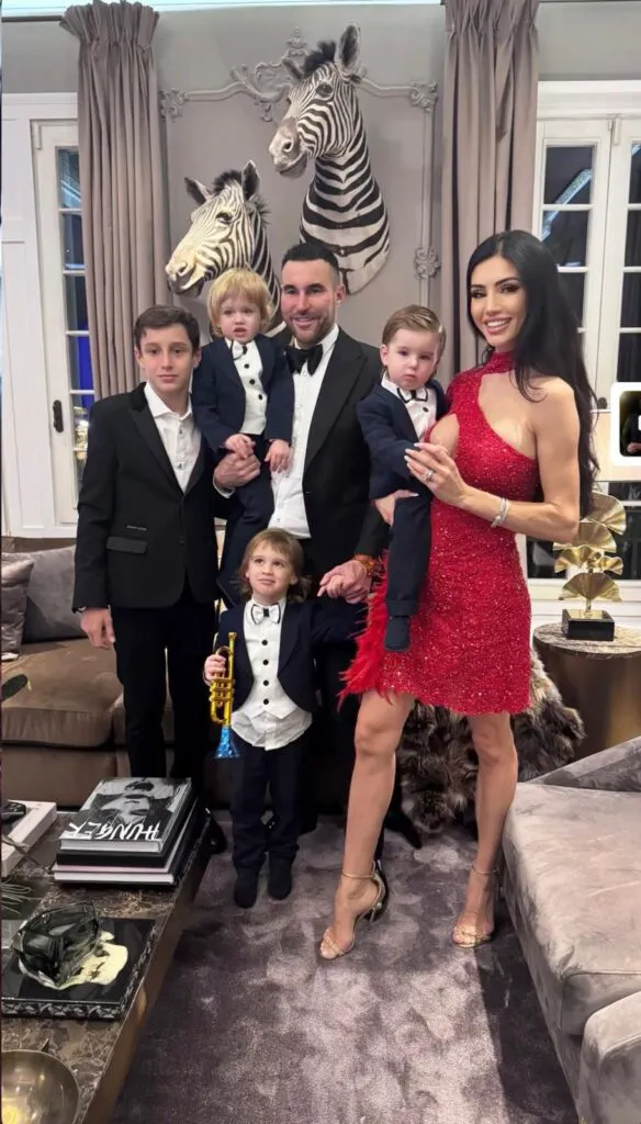 Românca Andreea Sassu și-a intrat serios în rolul de mamă pentru toți copiii celebrului Philipp Plein