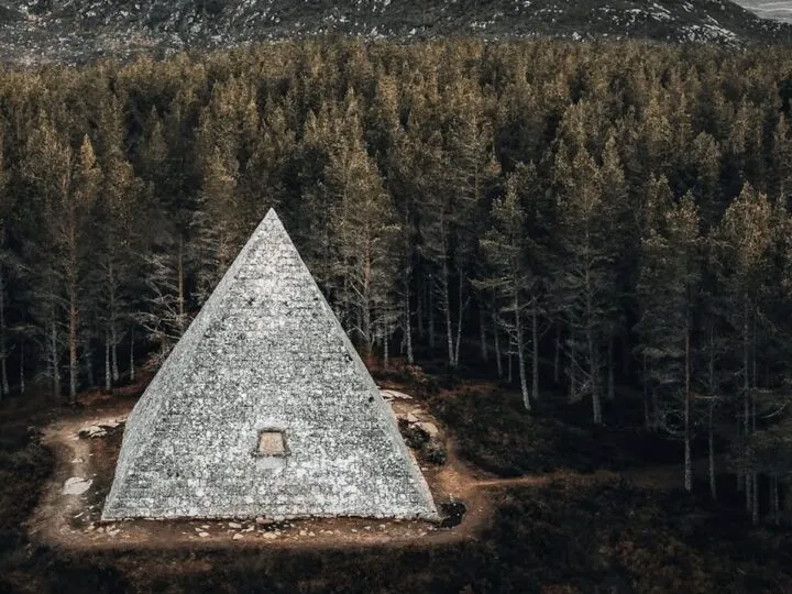 Povestea piramidei din Scoția. Regina a comandat-o pentru cel care a îndoliat-o pe viață