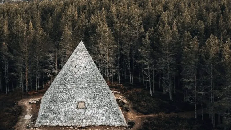 Povestea piramidei din Scoția. Regina a comandat-o pentru cel care a îndoliat-o pe viață