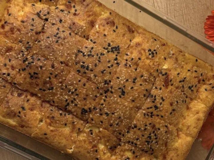 Plăcintă cu telemea și mozzarella – pufoasă, aromată și ușor de preparat