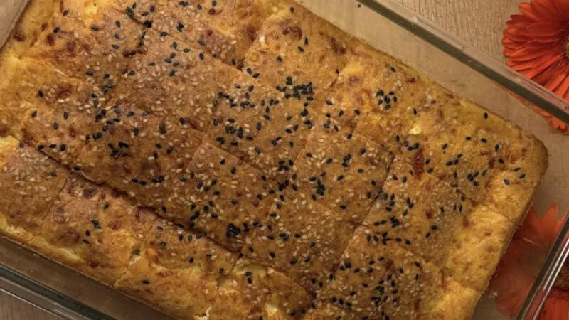 Plăcintă cu telemea și mozzarella – pufoasă, aromată și ușor de preparat