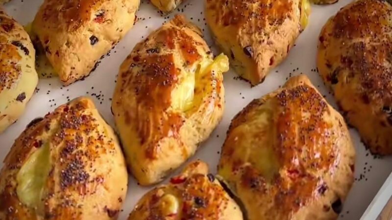 Pogăcele turcești cu ardei, verdeață și brânză