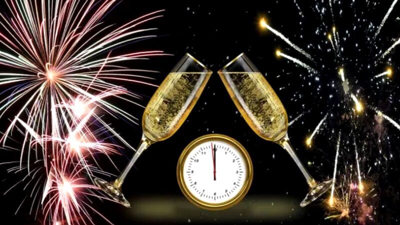 Revelionul a fost sărbătorit pentru prima data în lume în anul 46 î.Hr. Oamenii făceau schimb de cadouri și decorau cu crengi de laur