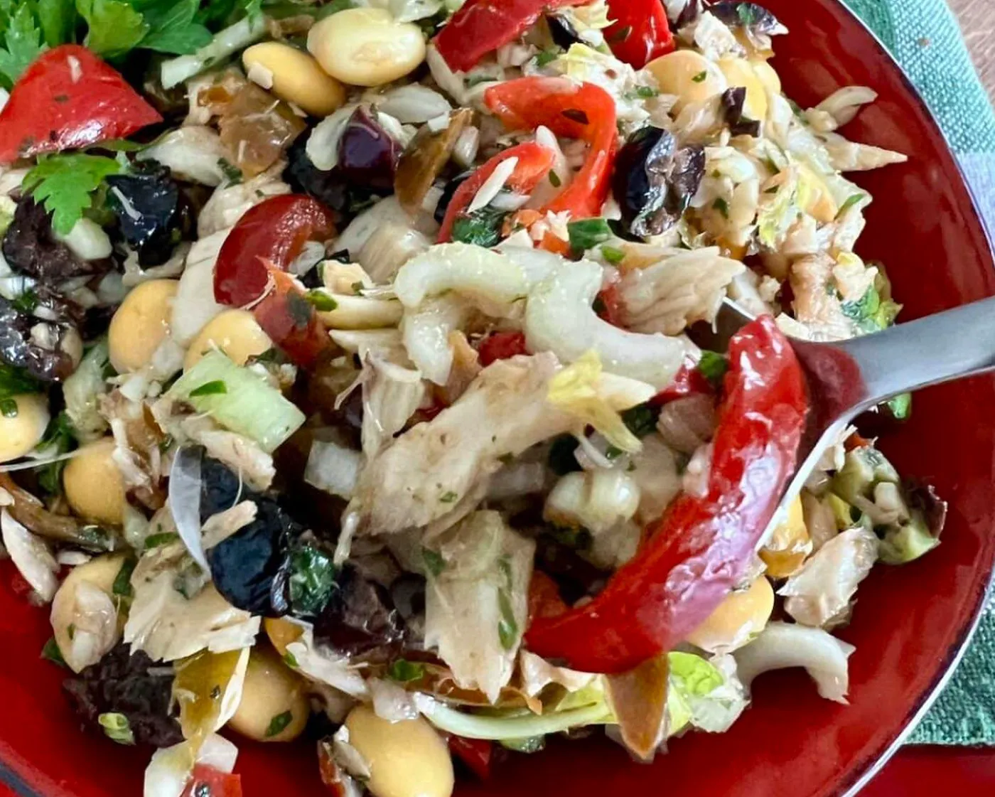 Salată italiană cu pește, o minune în Postul Crăciunului. Rețeta se prepară rapid