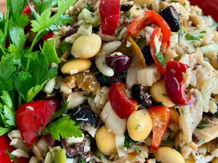 Salată italiană cu pește, o minune în Postul Crăciunului. Rețeta se prepară rapid