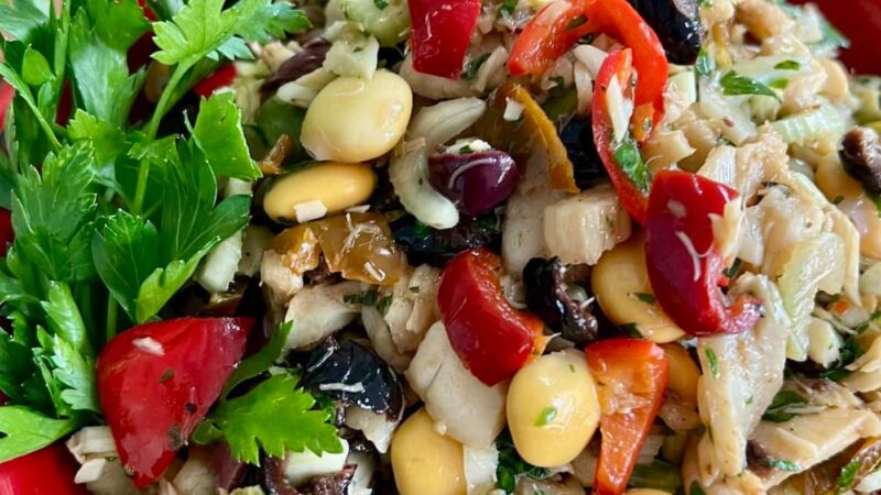 Salată italiană cu pește, o minune în Postul Crăciunului. Rețeta se prepară rapid