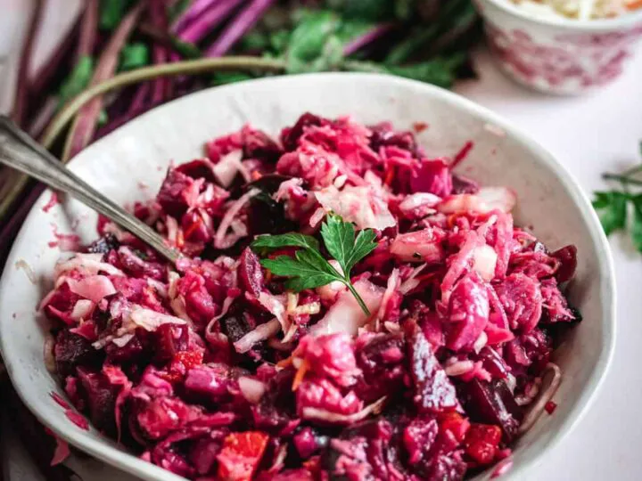 Salata rusească Vinegret, nelipsită din meniu în Postul Crăciunului. Veți îndrăgi această rețetă din secolul al XIX-lea