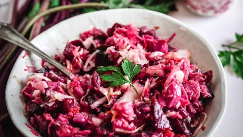 Salata rusească Vinegret, nelipsită din meniu în Postul Crăciunului. Veți îndrăgi această rețetă din secolul al XIX-lea