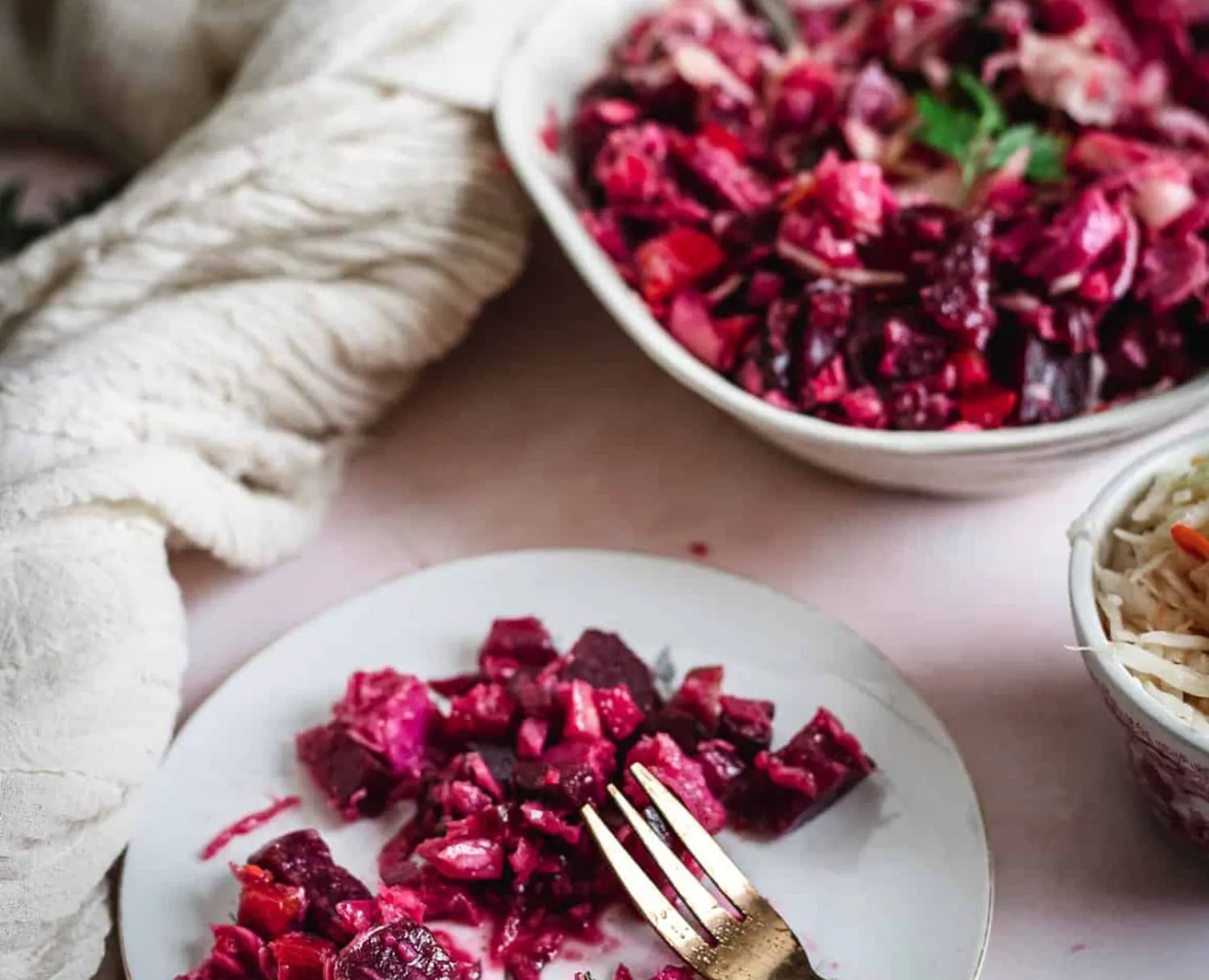 Salata rusească Vinegret, nelipsită din meniu în Postul Crăciunului. Veți îndrăgi această rețetă din secolul al XIX-lea