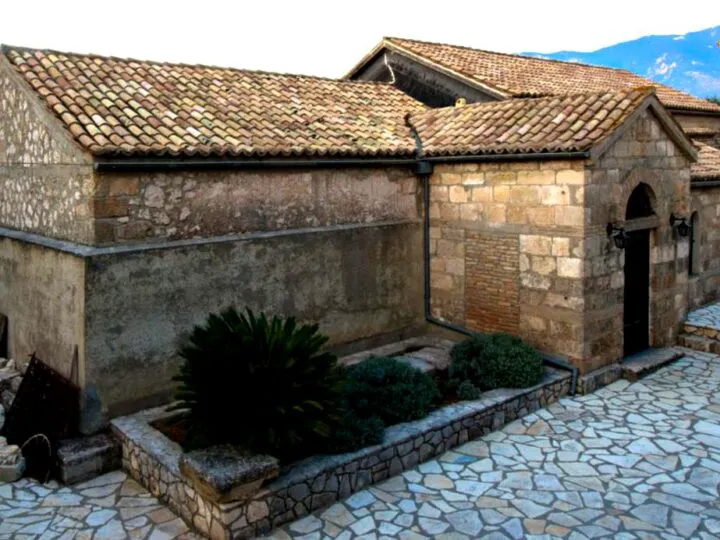 Talpa dreaptă a Sfântului Apostol Andrei se păstrează într-o mănăstire din Grecia, ctitorită de nepoata domnitorului Petru Șchiopul