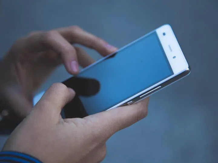 Ce ți se întâmplă cu mâinile când folosești excesiv telefonul. Medicii explică afecțiunile