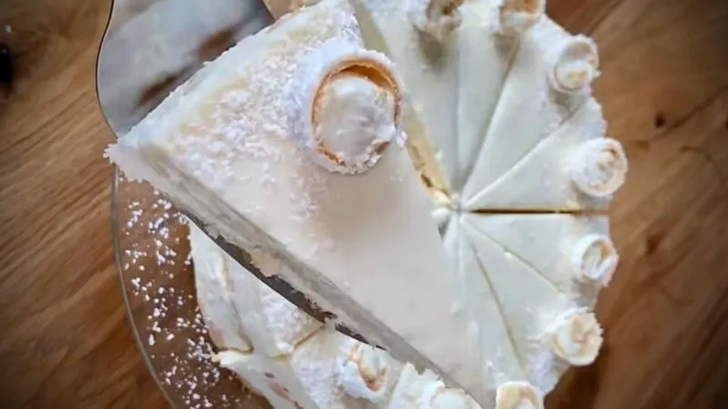 Rețeta care îmbină două deserturi delicioase: Tort tiramisu Raffaello