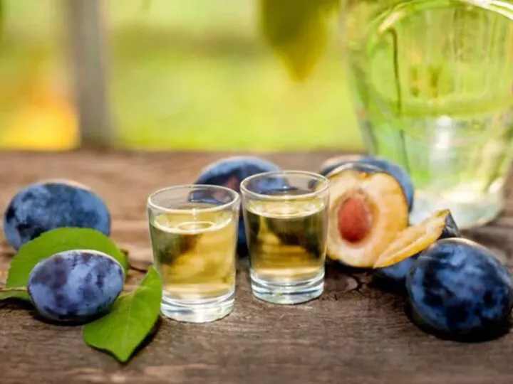 Bancul zilei. Este bună țuica la răceală? Este, mai ales la…