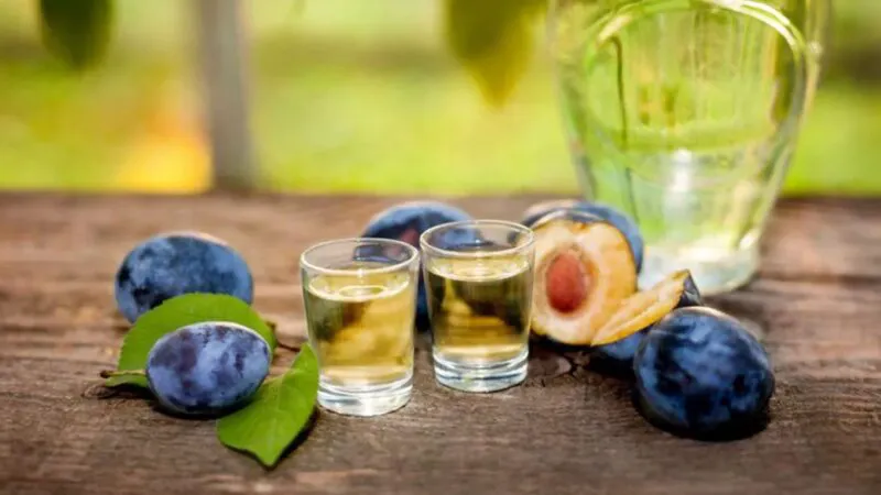 Bancul zilei. Este bună țuica la răceală? Este, mai ales la…