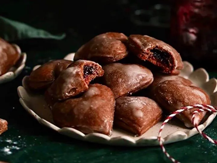 Altfel de rețetă de turtă dulce – medovnici umpluți cu gem și glazură de rom