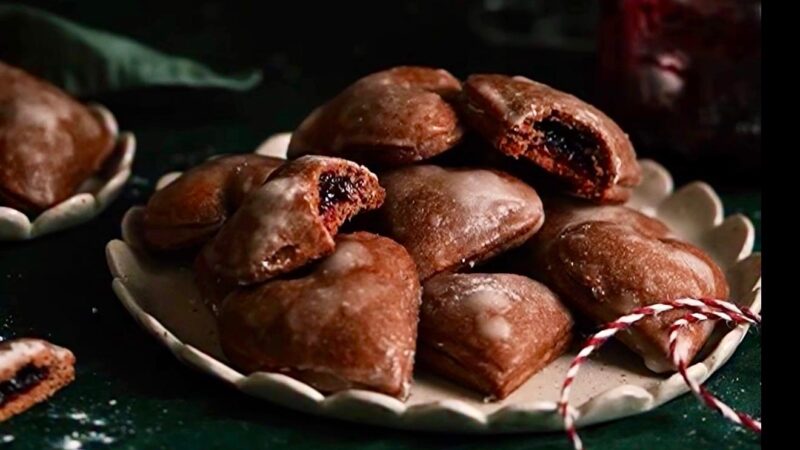 Altfel de rețetă de turtă dulce – medovnici umpluți cu gem și glazură de rom