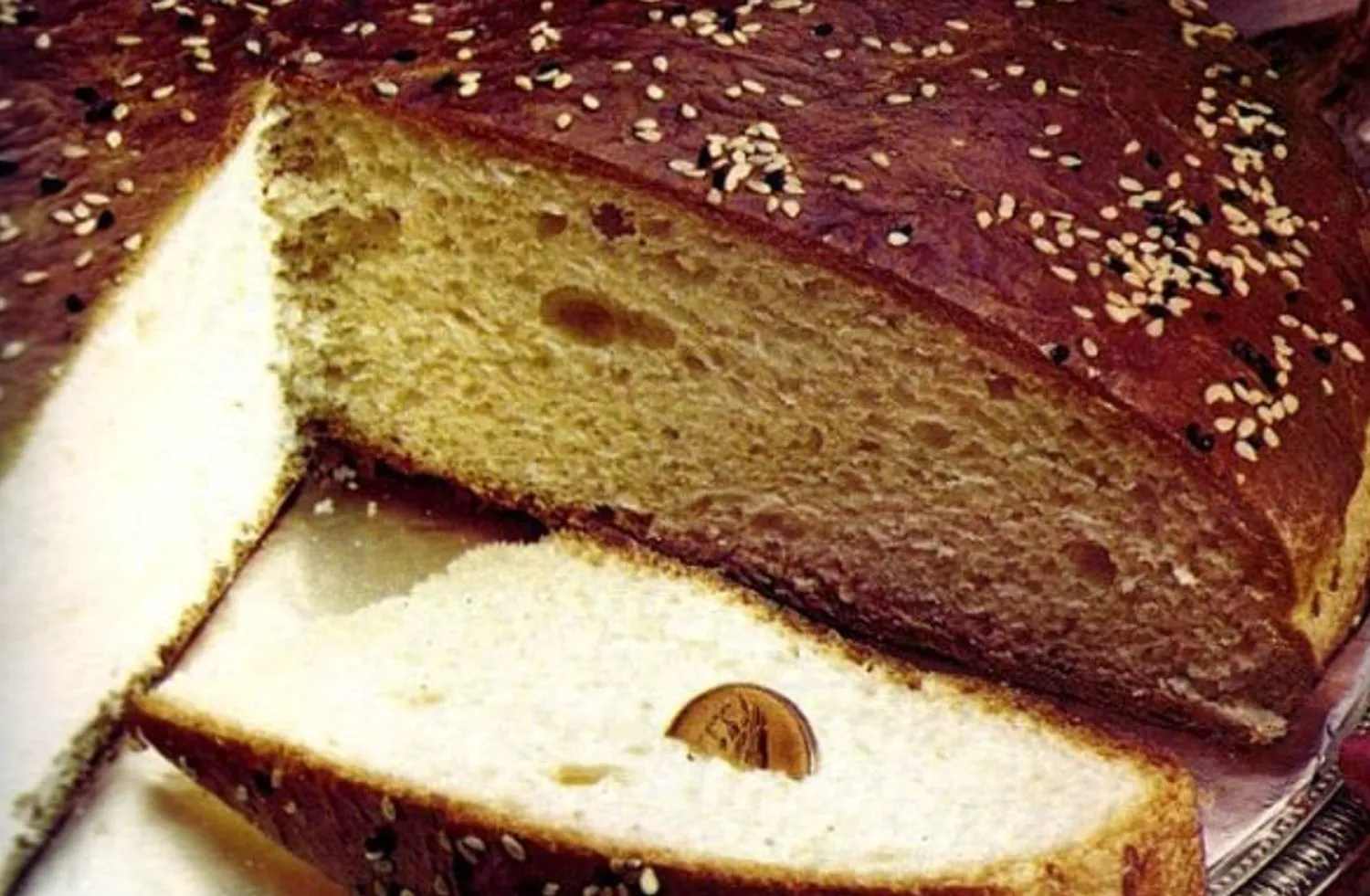 Vasilopita, plăcinta cu monedă pregătită în cinstea Sfântului Vasile cel Mare, se consumă pe 1 ianuarie. Rețeta este un deliciu