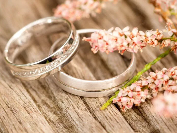 Bancul zilei. Ce mesaj simbolic au decis doi soți să graveze pe verighete. Leșini de râs