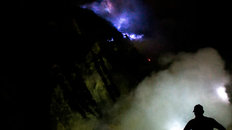 Singurul vulcan de pe Pământ care arde cu flăcări albastre. Mulți cred că fotografiile sunt trucate