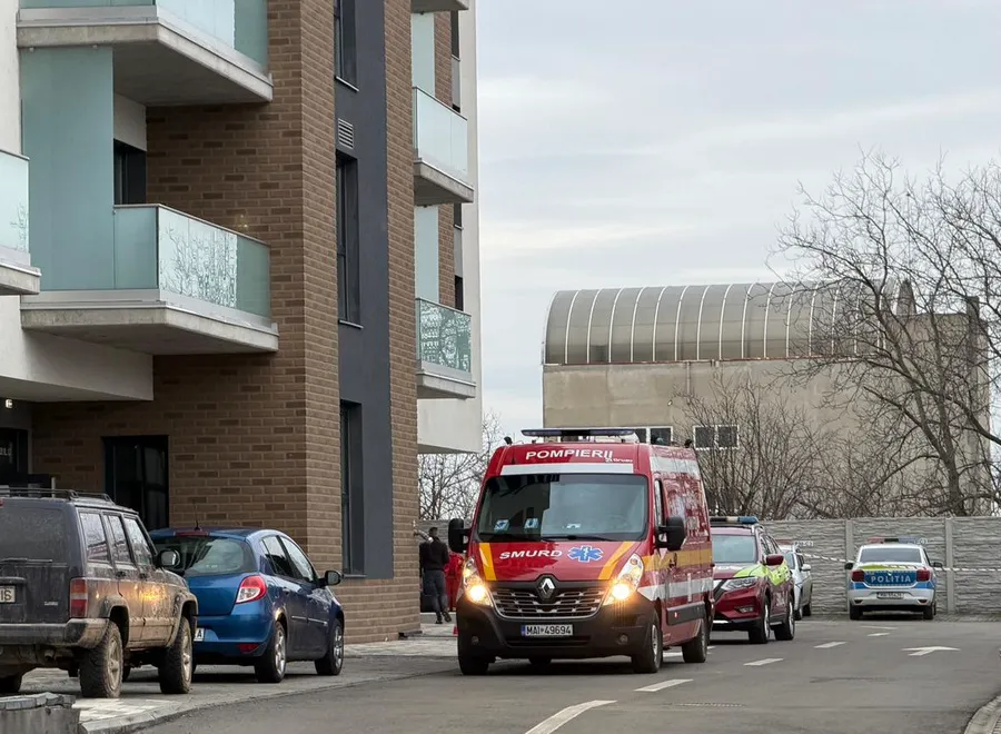 Val de nenorociri asupra României: un copil de 13 ani, găsit mort în fața blocului după ce și-a vizitat un prieten