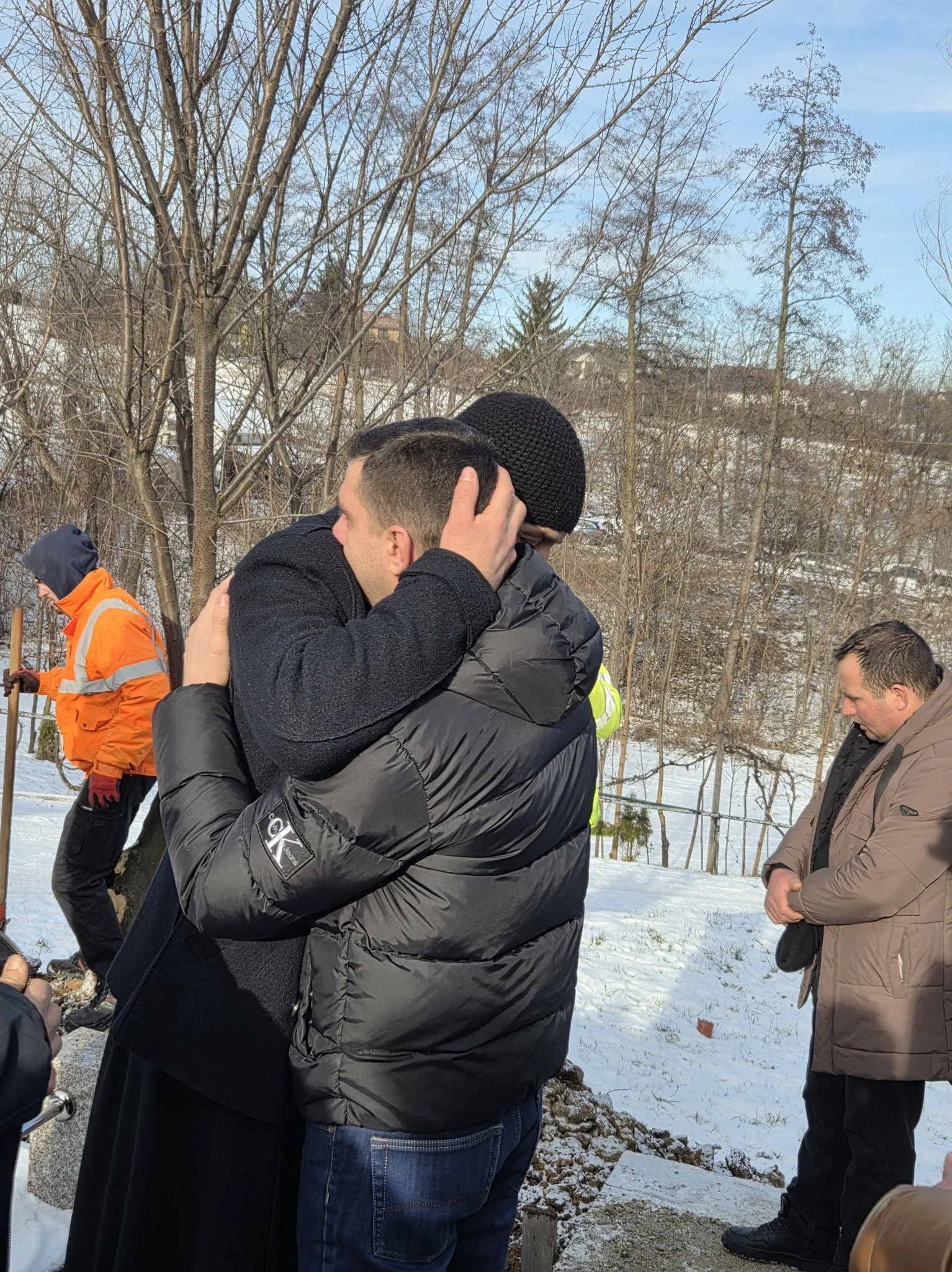 Copilul care a sfârșit în mașina căzută în râul Bistrița a fost înmormântat. Cuvintele tatălui lui i-au împietrit de durere pe toți cei prezenți la cimitir 