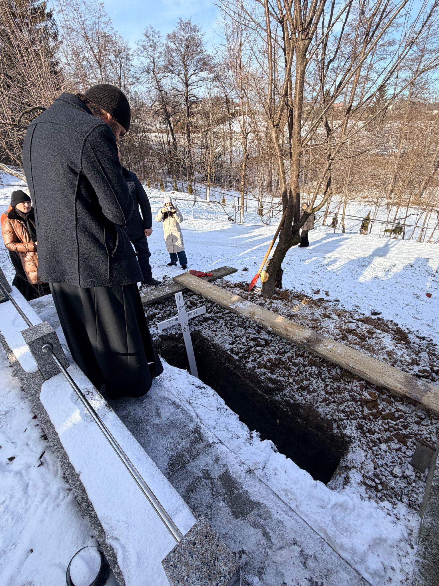 Copilul care a sfârșit în mașina căzută în râul Bistrița a fost înmormântat. Cuvintele tatălui lui i-au împietrit de durere pe toți cei prezenți la cimitir 