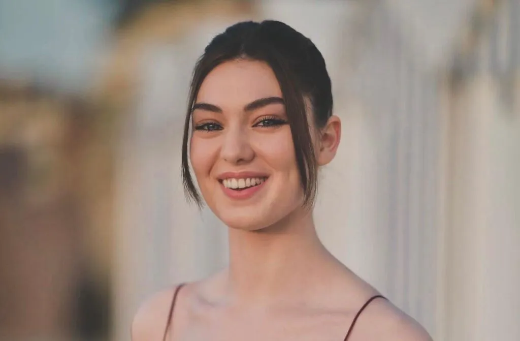 Anamaria Vartolomei, noua revelație a cinematografiei franceze, vorbește românește în „Contele de Monte Cristo”