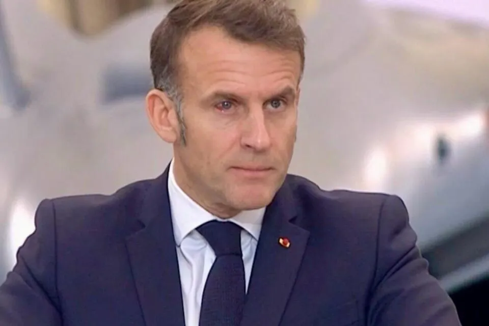 Macron, la conferință cu ochiul „spart”. Regele Charles a pățit-o și el - Foto