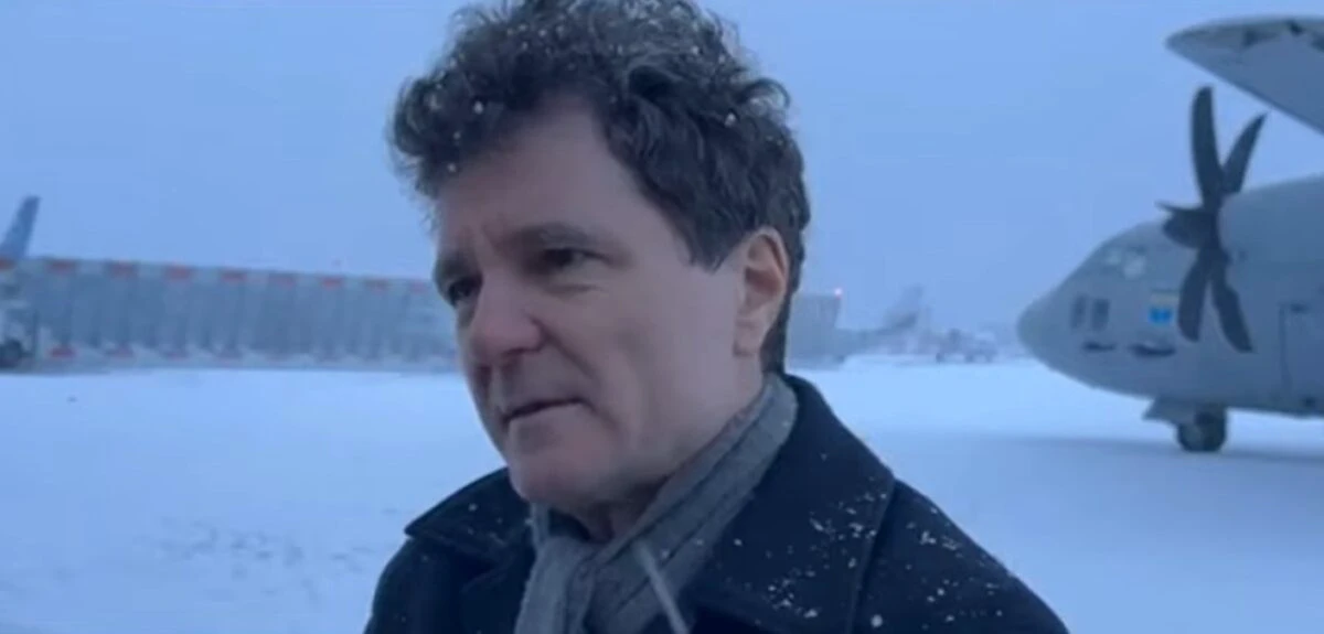 Traian Băsescu a comentat imaginile cu Nicușor Dan, blocat pe aeroportul din Paris: „Este un sentiment de umilință”