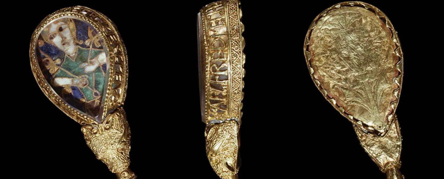 Povestea celei mai fascinante bijuterii regale. A fost realizată între 871-899 și a aparținut primului rege al Angliei