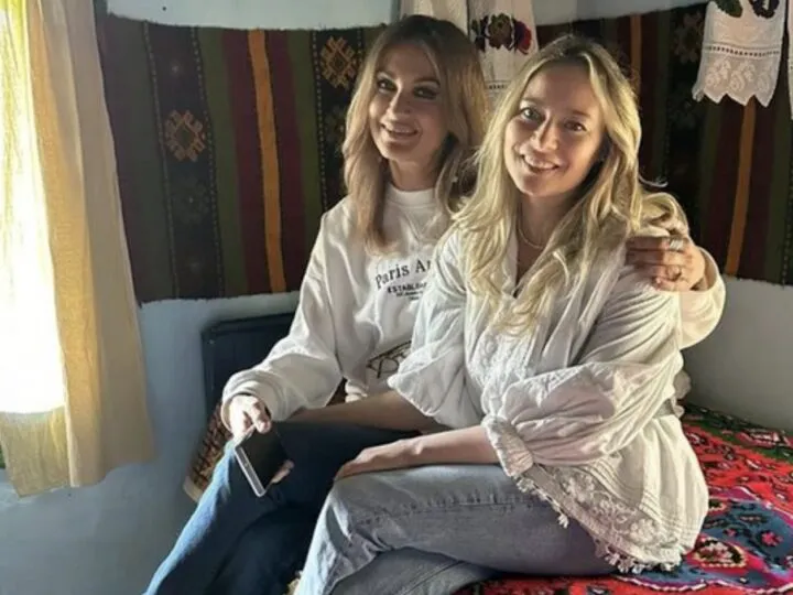 Laura Cosoi și Anca Țurcașiu, relaxate, bronzate și răsfățate pe plajă de Călin Șerban. Imagini fierbinți – Video