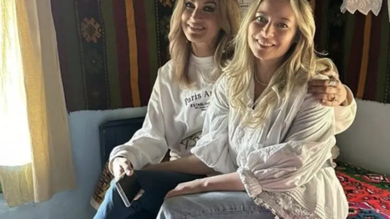 Laura Cosoi și Anca Țurcașiu, relaxate, bronzate și răsfățate pe plajă de Călin Șerban. Imagini fierbinți – Video