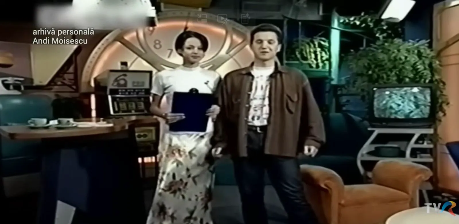 Povestea de viață a lui Andi Moisescu. Abandonat de tată, salvat de matematică și consacrat de televiziune. „Cred că le moștenesc de la el, ceva îmi spune asta”