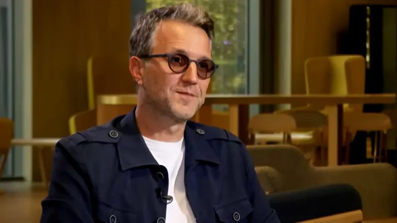 Povestea de viață a lui Andi Moisescu. Abandonat de tată, salvat de matematică și consacrat de televiziune. „Moștenesc de la el”