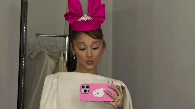 Ariana Grande are șase degete la o mână. O poză „scăpată”, cu acest detaliu, a stârnit un mega scandal