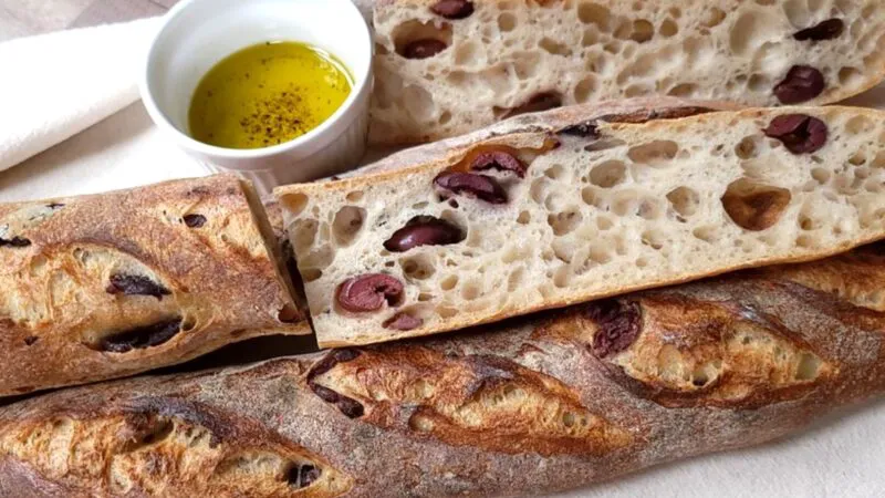 Baghetă delicioasă cu măsline. Rețeta care dă dependență!