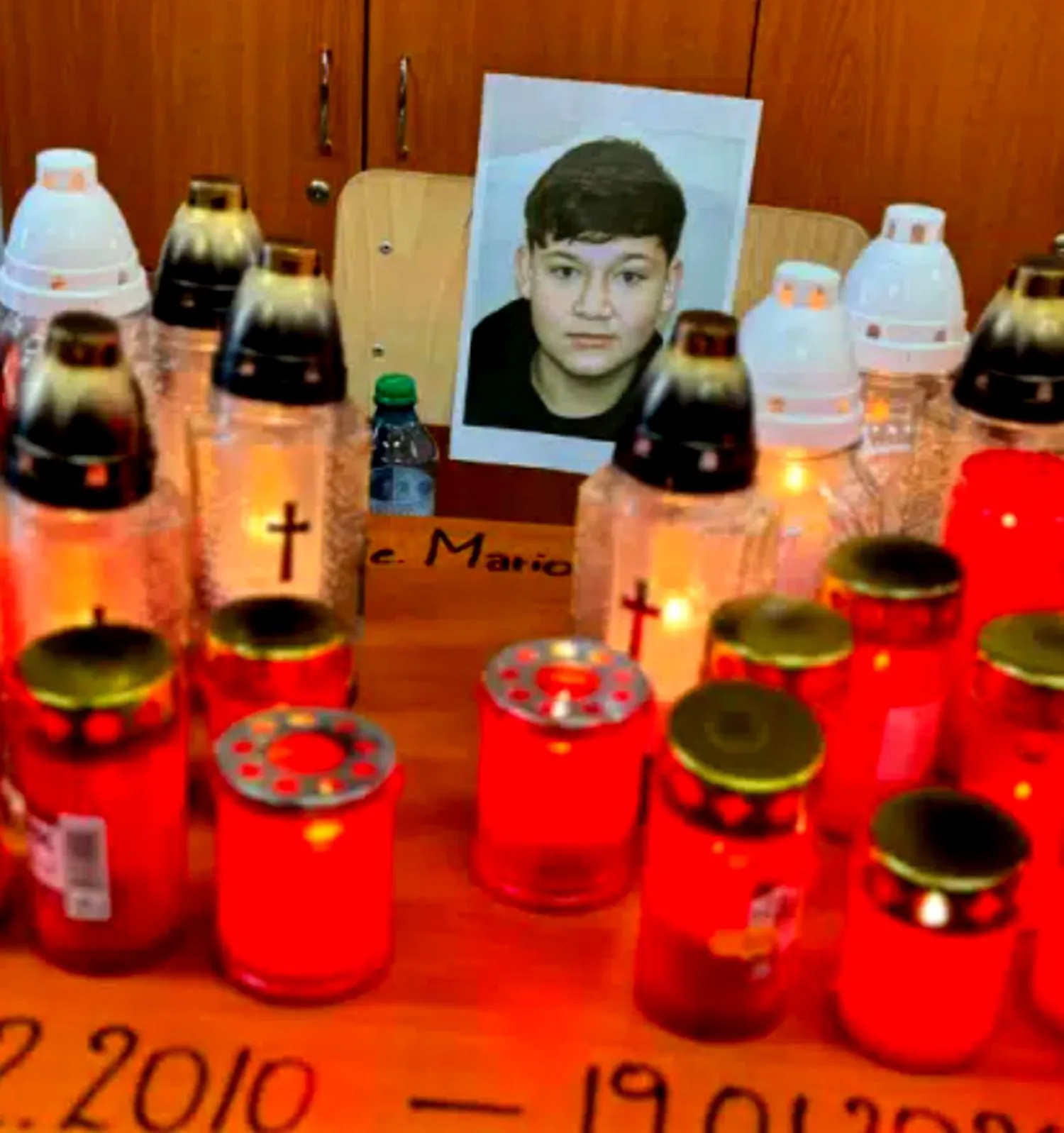 Familia și prietenii își iau adio de la Mario. Banca din clasă, transformată într-un altar al durerii