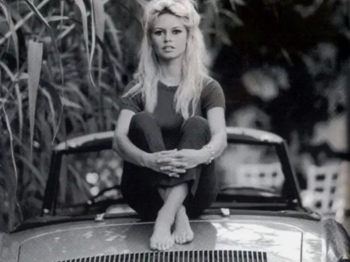 Cum a reușit Brigitte Bardot să popularizeze balerinii purtați în oraș. Înaintea ei, nimeni nu-i încălța pe stradă