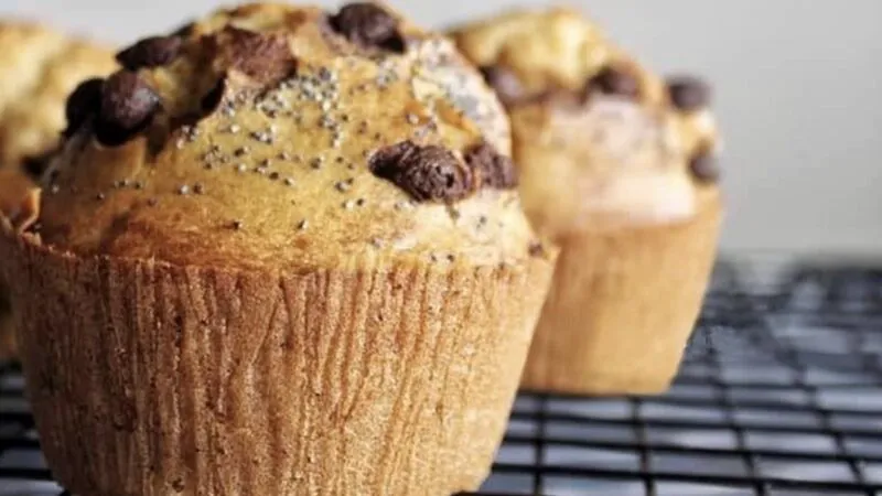 Brioșe cu bucăți de ciocolată – rețetă simplă pentru un desert irezistibil