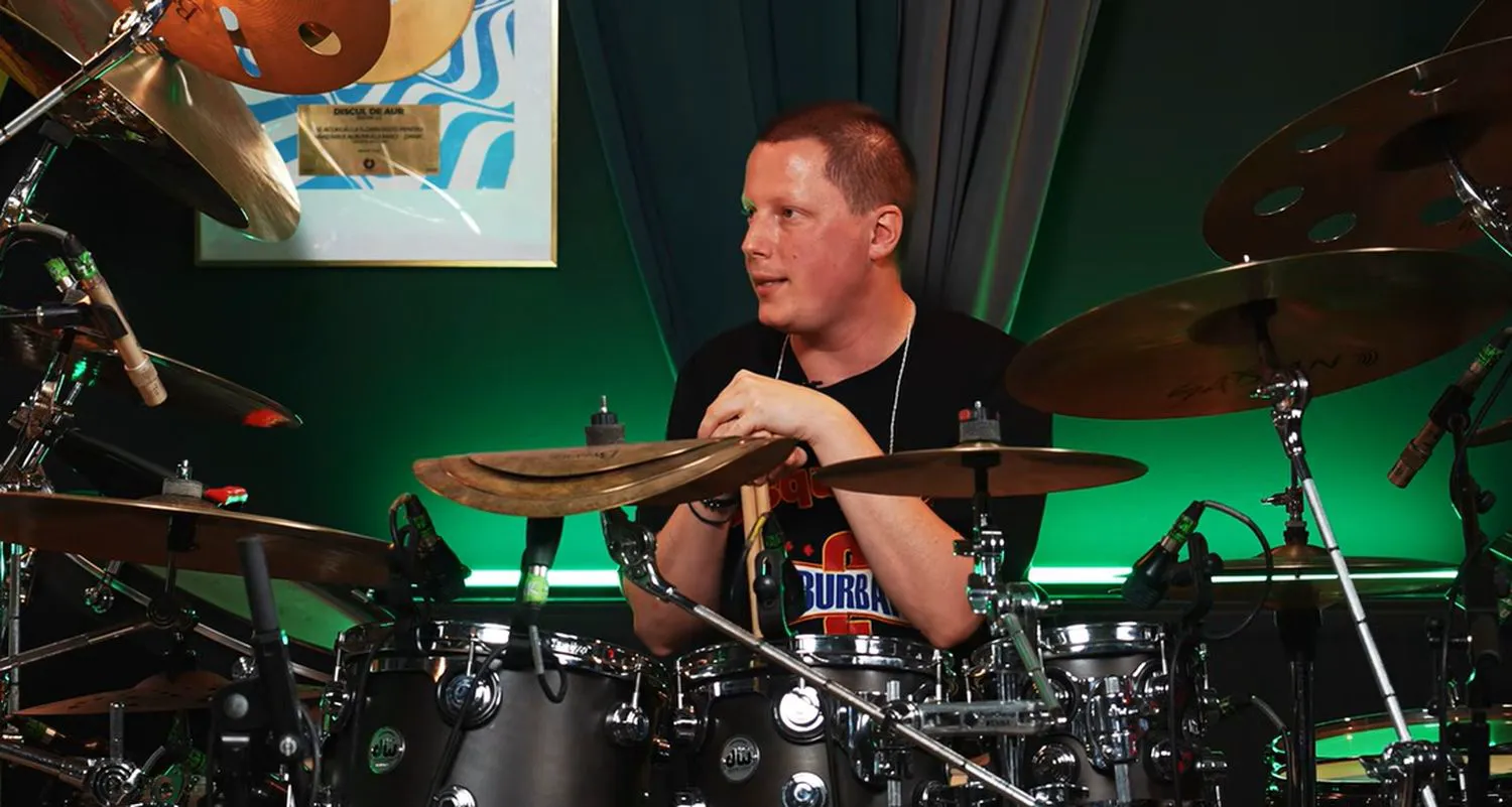 Fiul Crinei Mardare povestește cu umor despre începuturile în lumea muzicii și marele său vis. „Stăteam cu tata, în camera de hotel, cu chibrituri…”