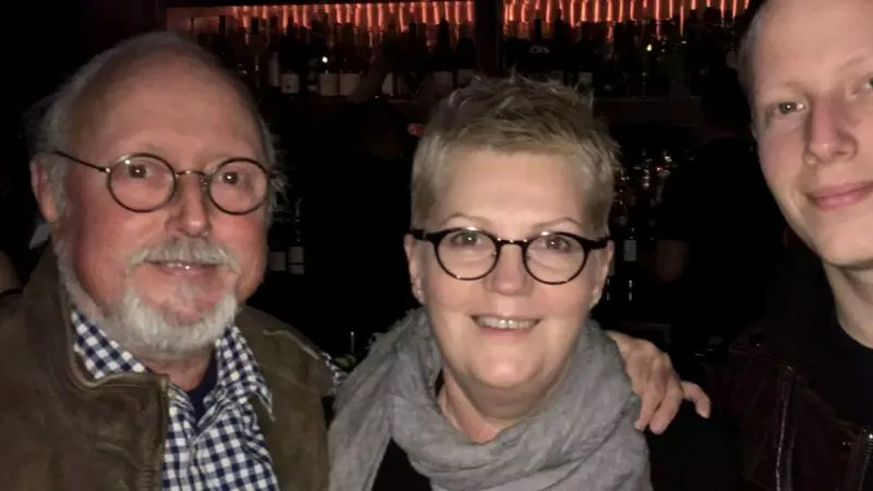 Fiul Crinei Mardare povestește cu umor despre începuturile în lumea muzicii și marele său vis. „Stăteam cu tata, în camera de hotel, cu chibrituri…”