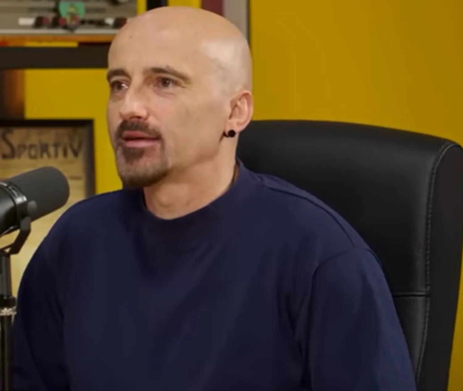 Călin Goia, solistul trupei Voltaj povestește cu umor cum „scârțâia” vioara când veneau musafirii și cum l-a uluit vacanța în Polonia de pe vremea lui Ceaușescu