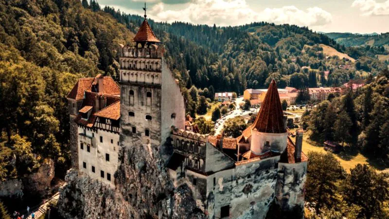 Povestea scării secrete din Castelul Bran. Fortăreața, bântuită de fantoma reginei Maria și a „Doamnei albe”