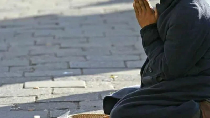 Doi cerşetori stau în faţa unei uşi. Ce, acum veniți câte doi? Răspunsul acestora e genial