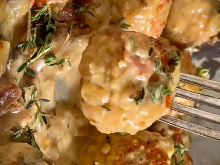 Rețeta de coq au vin, reinterpretată. Gătiți-o simplu, cu chiftele