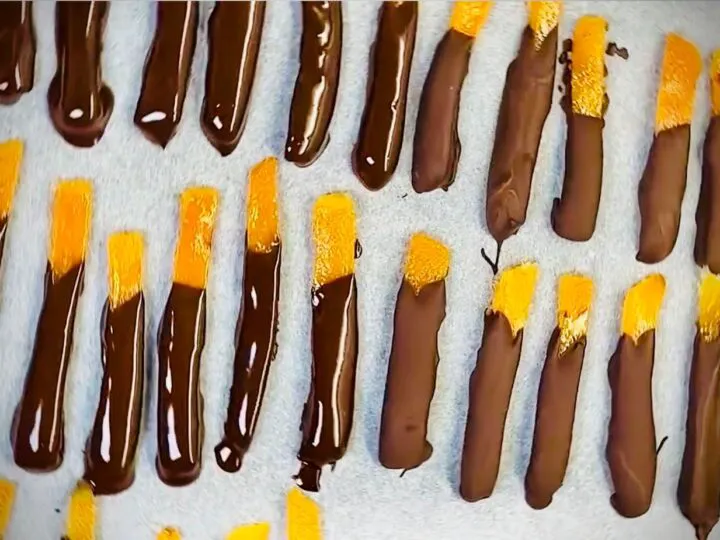 Nu aruncați cojile de portocale. Le puteți transforma în dulciuri delicioase