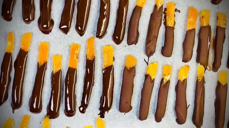 Nu aruncați cojile de portocale. Le puteți transforma în dulciuri delicioase