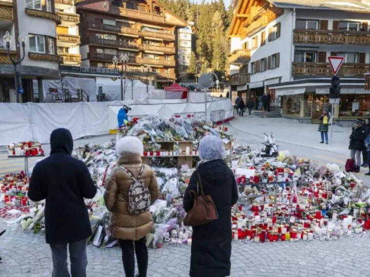 Incendiul din Crans-Montana. Huiduită de familiile victimelor, proprietara clubului din Elveția a leșinat la audieri